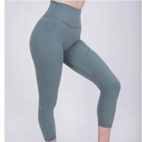 P'Tula Leggings Shelby in Basil Size XS EUC Ankle Crop 7/8 - Picture 10 of 11